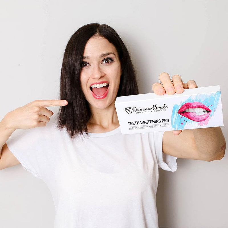 Nainen osoittaa Hampaiden valkaisu kynä laatikko